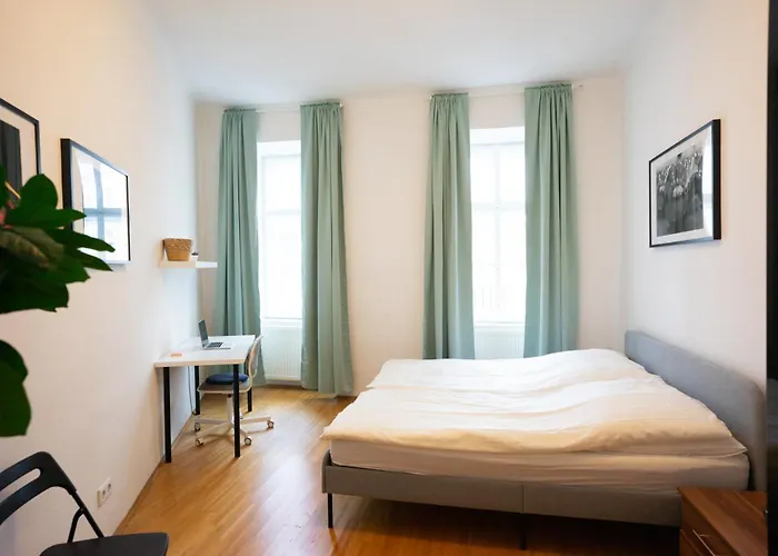 Modern 3 Bedroom In Center *