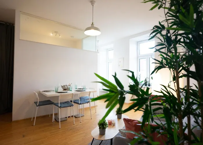 Modern 3 Bedroom In Center *